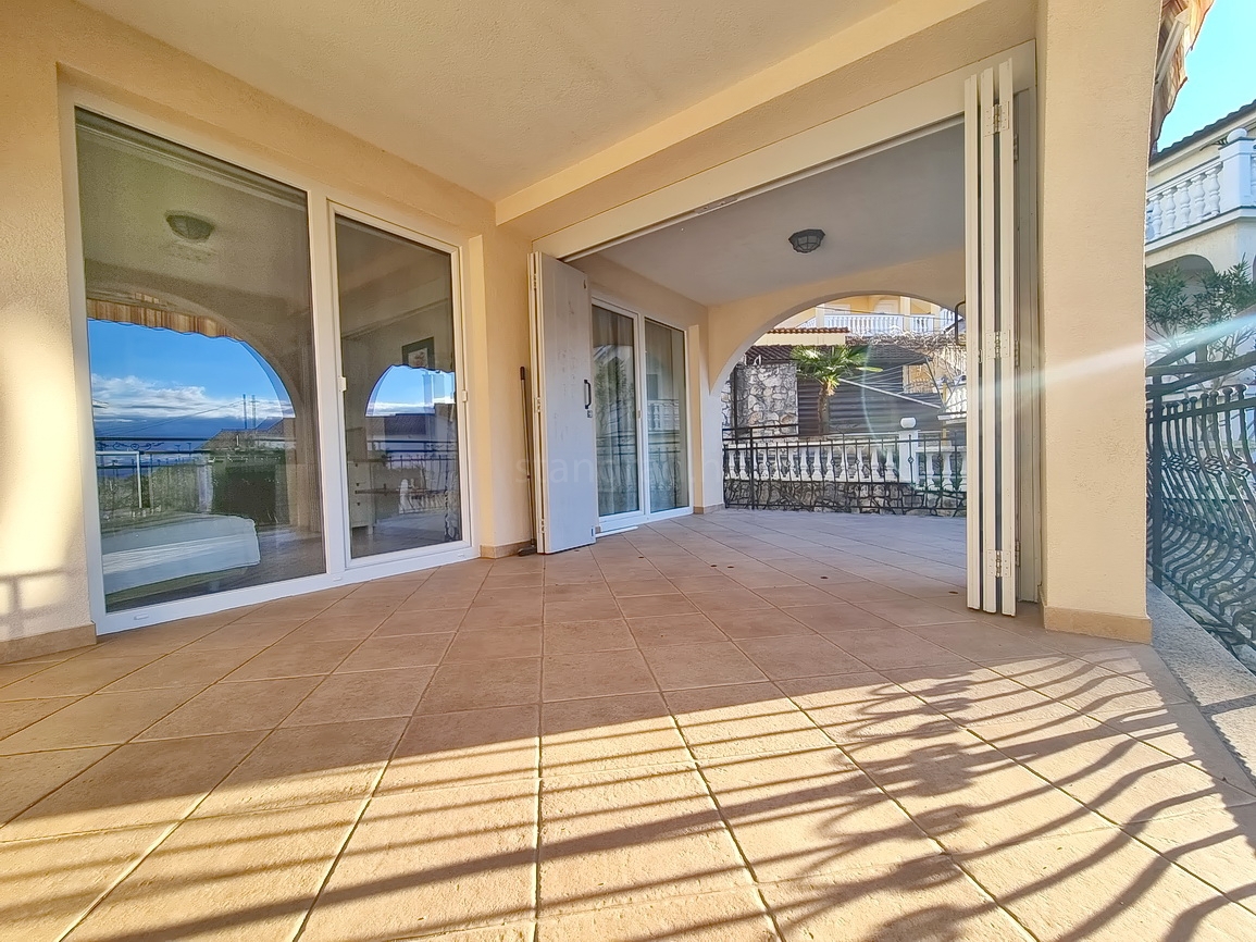 Malinska, dva apartmaja s teraso in vrtom blizu morja!
