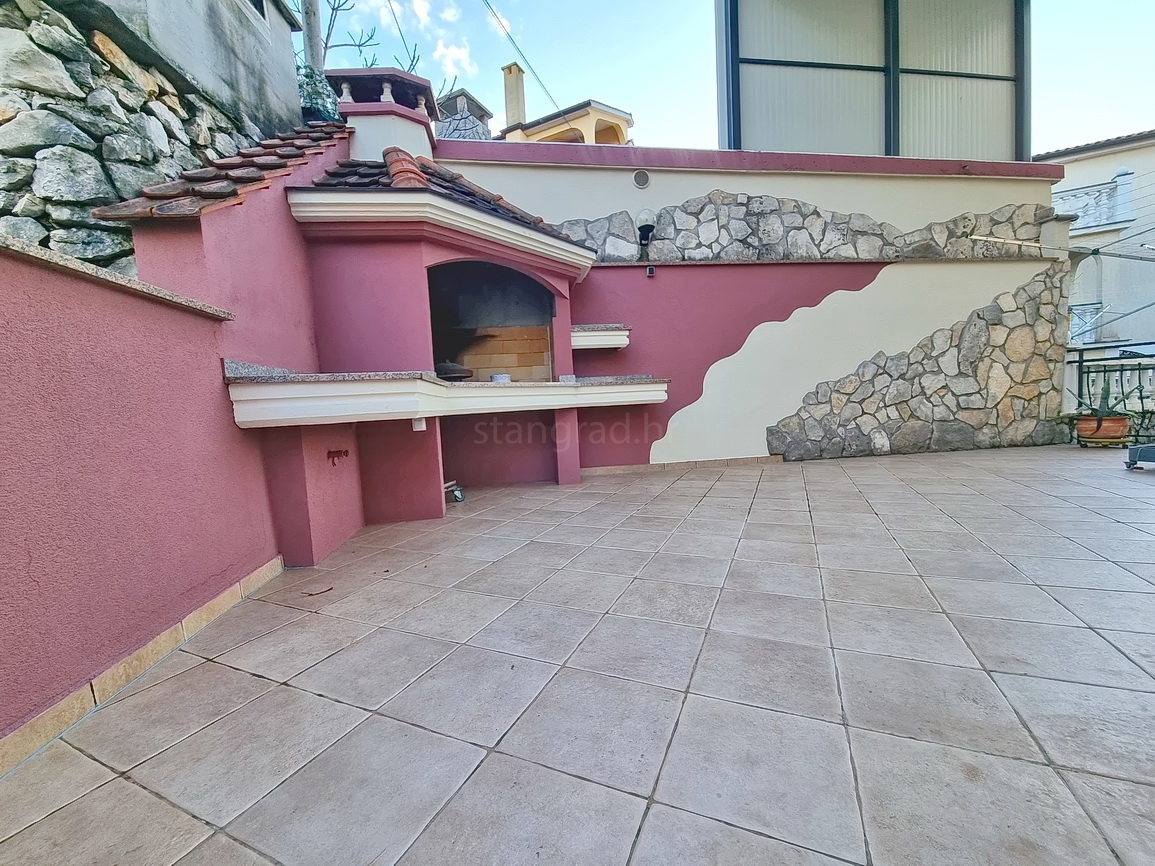 Malinska, dva apartmaja s teraso in vrtom blizu morja!
