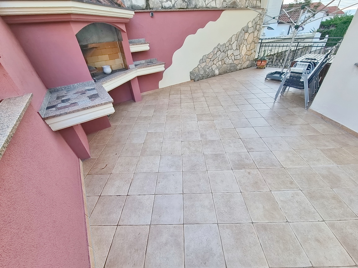 Malinska, dva apartmaja s teraso in vrtom blizu morja!