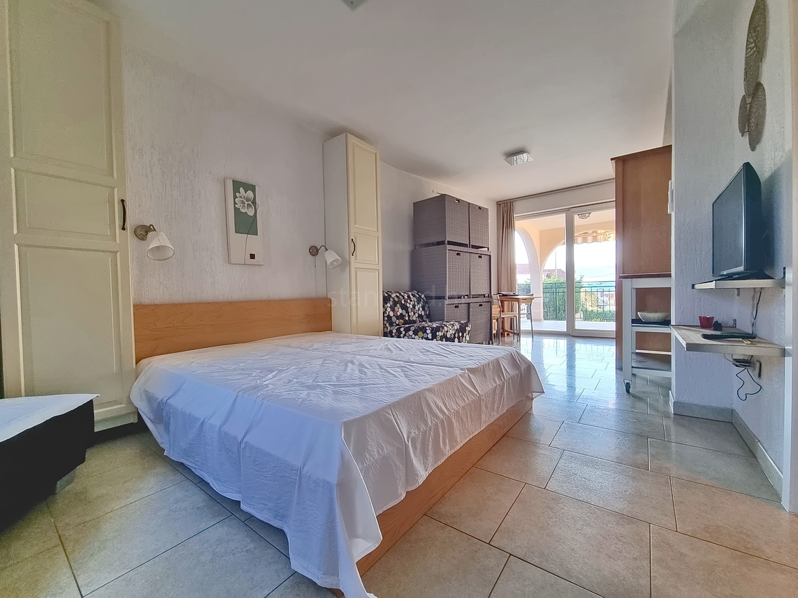 Malinska, dva apartmaja s teraso in vrtom blizu morja!
