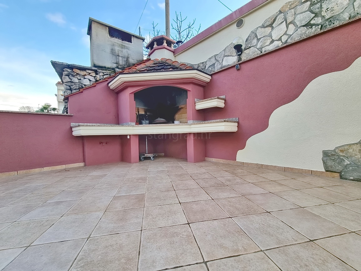 Malinska, dva apartmaja s teraso in vrtom blizu morja!