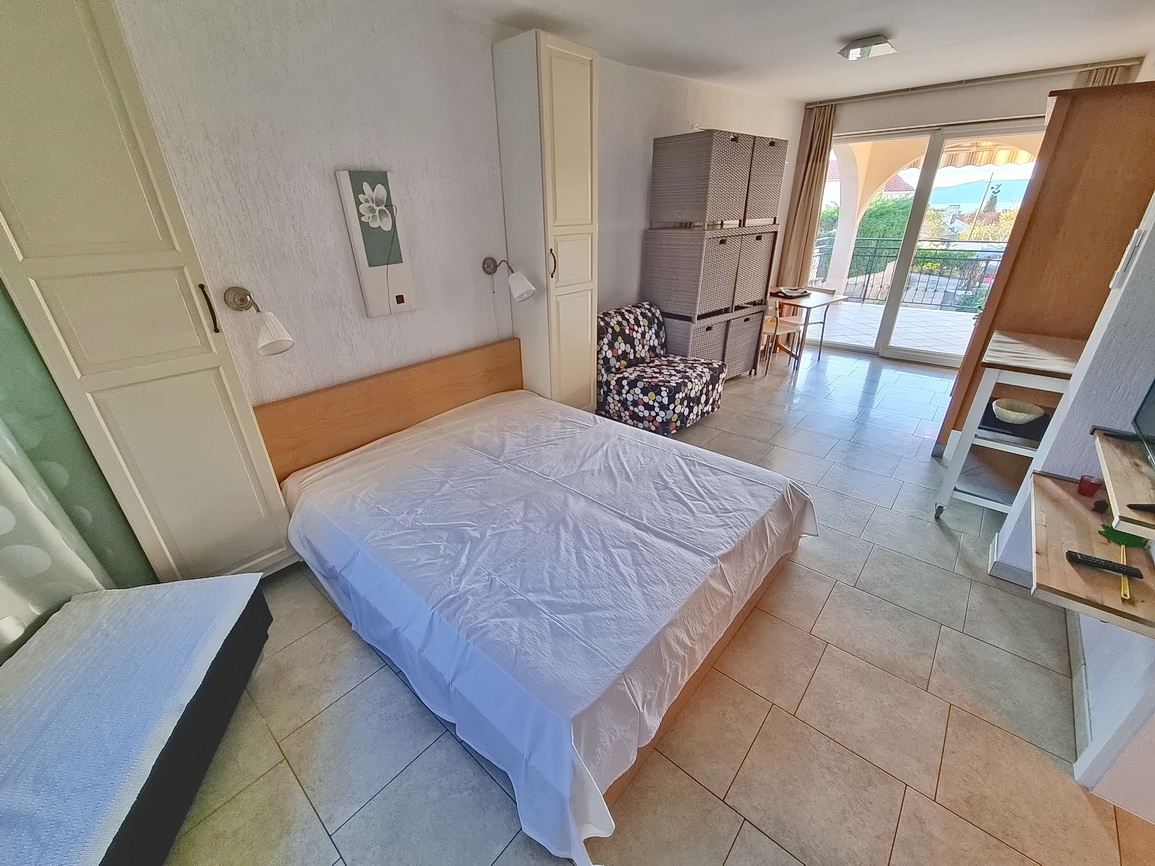 Malinska, dva apartmaja s teraso in vrtom blizu morja!