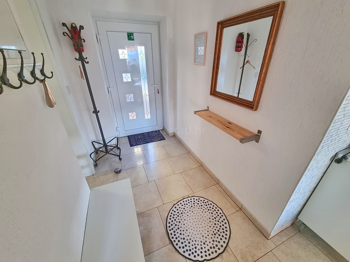 Malinska, dva apartmaja s teraso in vrtom blizu morja!