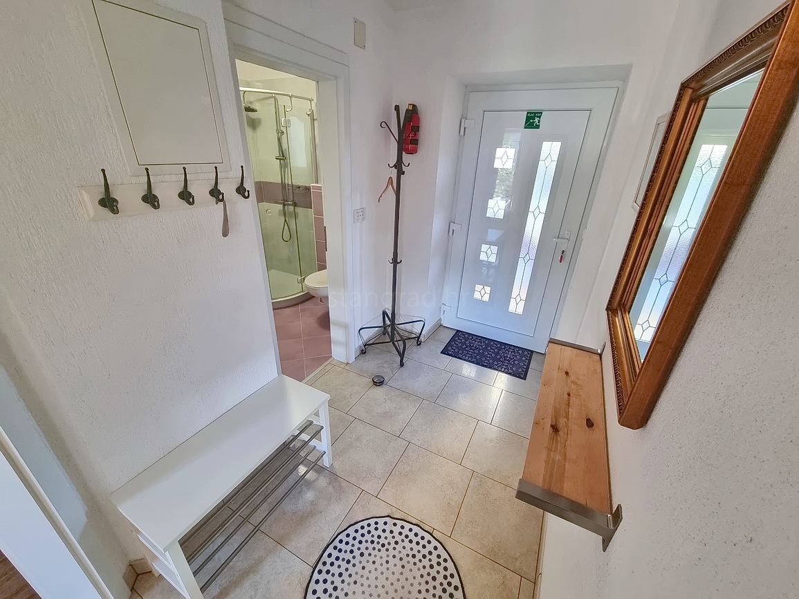 Malinska, dva apartmaja s teraso in vrtom blizu morja!