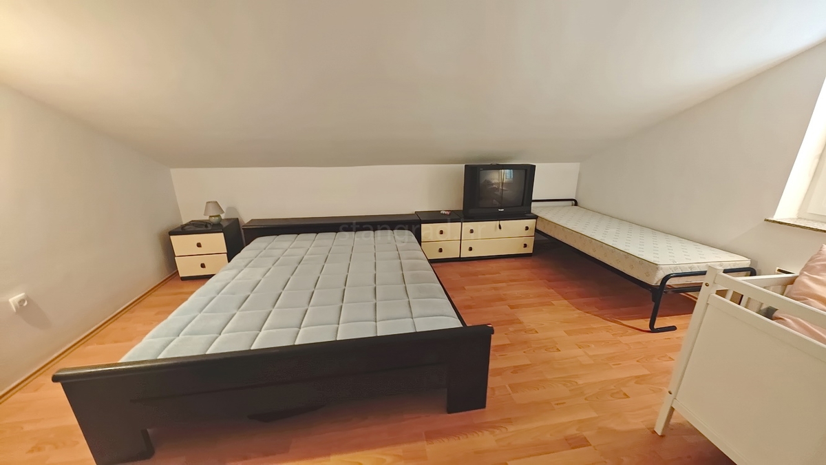 Malinska, prostorno dvoetažno stanovanje v bližini centra!