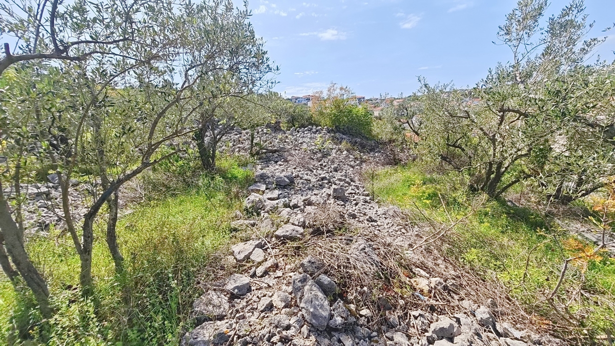 Vrbnik, zazidljivo zemljišče s projektom in gradbenim dovoljenjem!