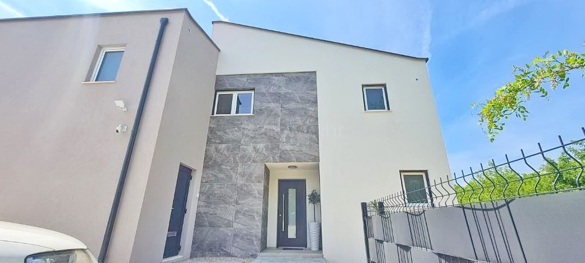 Okolica Vrbnika, moderna luksuzna hiša z bazenom in vrtom!