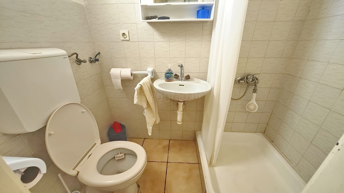 Baška, hiša s 4 apartmaji na mirni lokaciji!