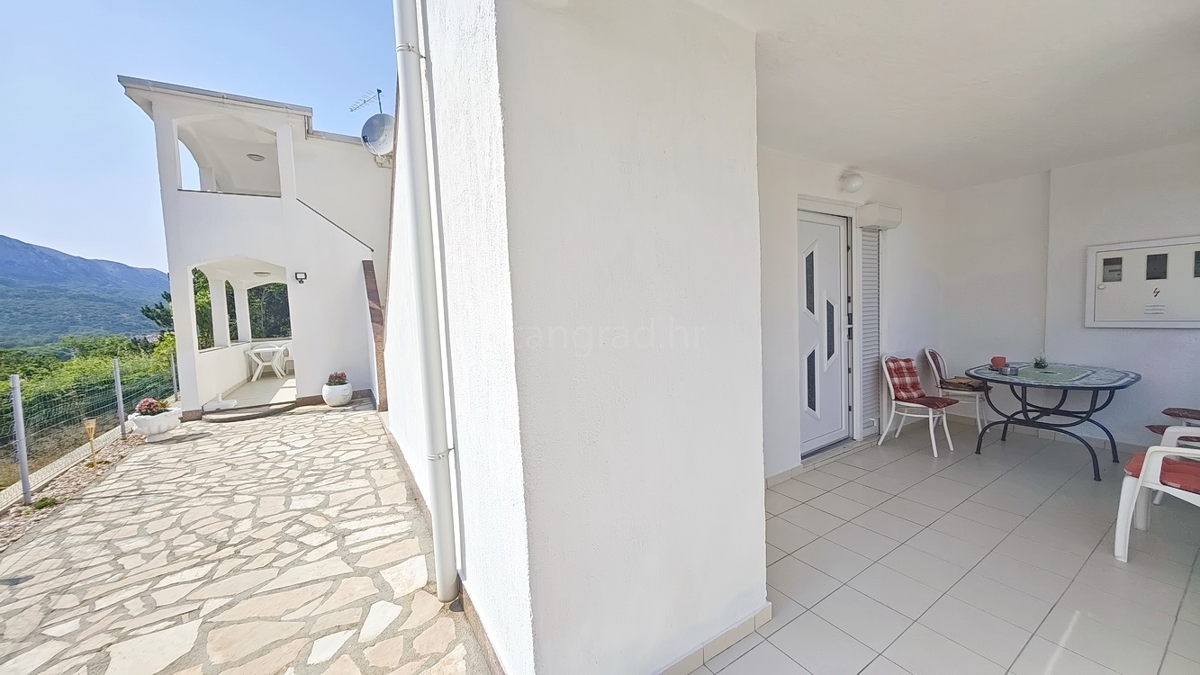 Baška, hiša s 4 apartmaji na mirni lokaciji!