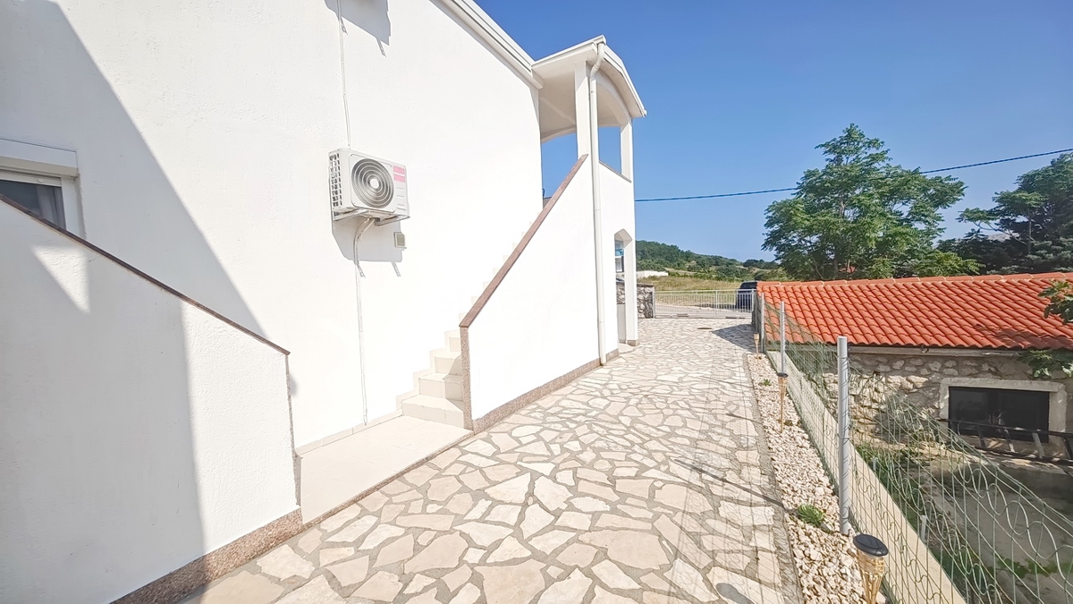 Baška, hiša s 4 apartmaji na mirni lokaciji!