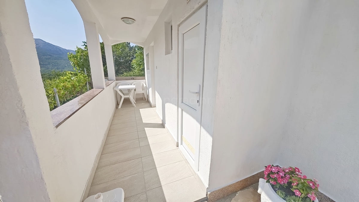 Baška, hiša s 4 apartmaji na mirni lokaciji!