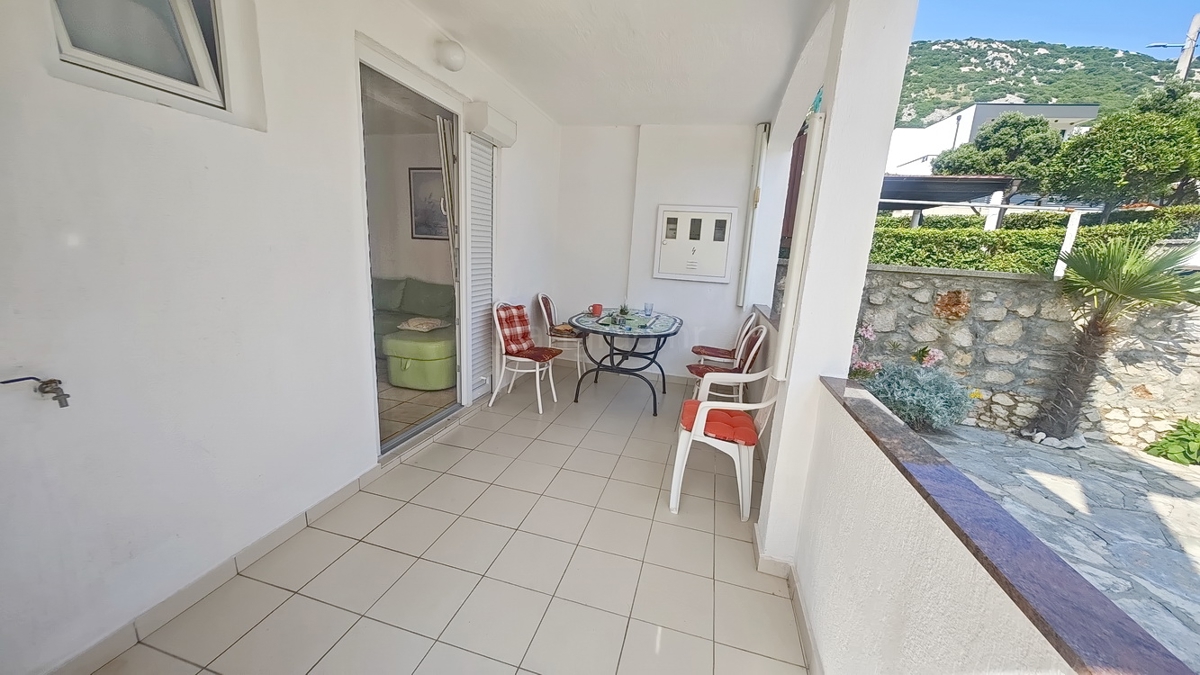 Baška, hiša s 4 apartmaji na mirni lokaciji!