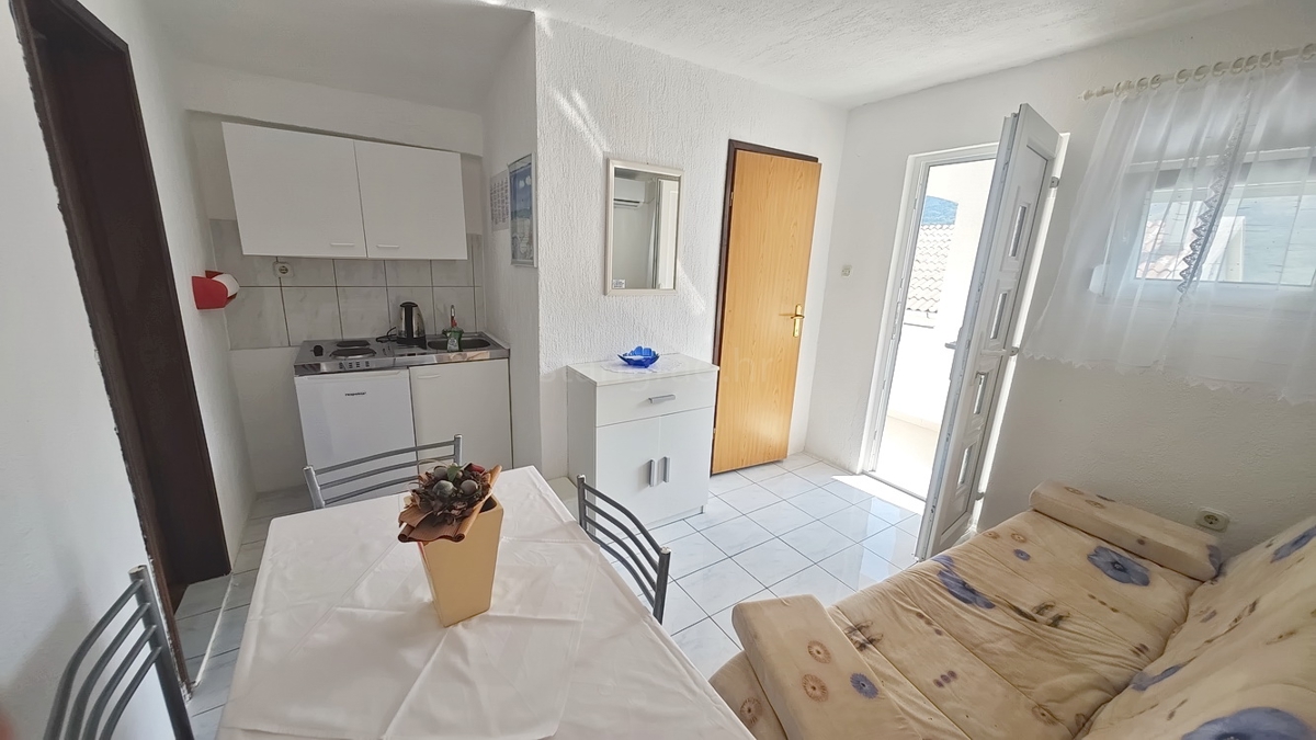 Baška, hiša s 4 apartmaji na mirni lokaciji!