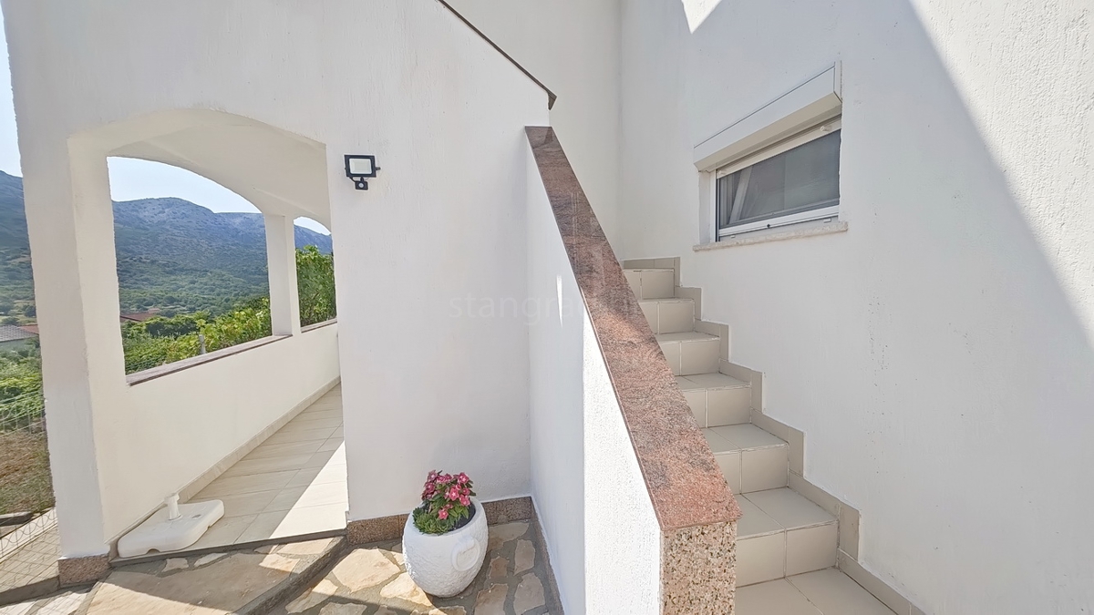 Baška, hiša s 4 apartmaji na mirni lokaciji!