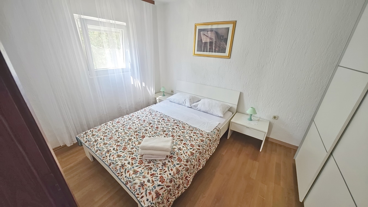 Baška, hiša s 4 apartmaji na mirni lokaciji!
