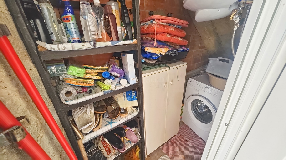 Baška, hiša s 4 apartmaji na mirni lokaciji!