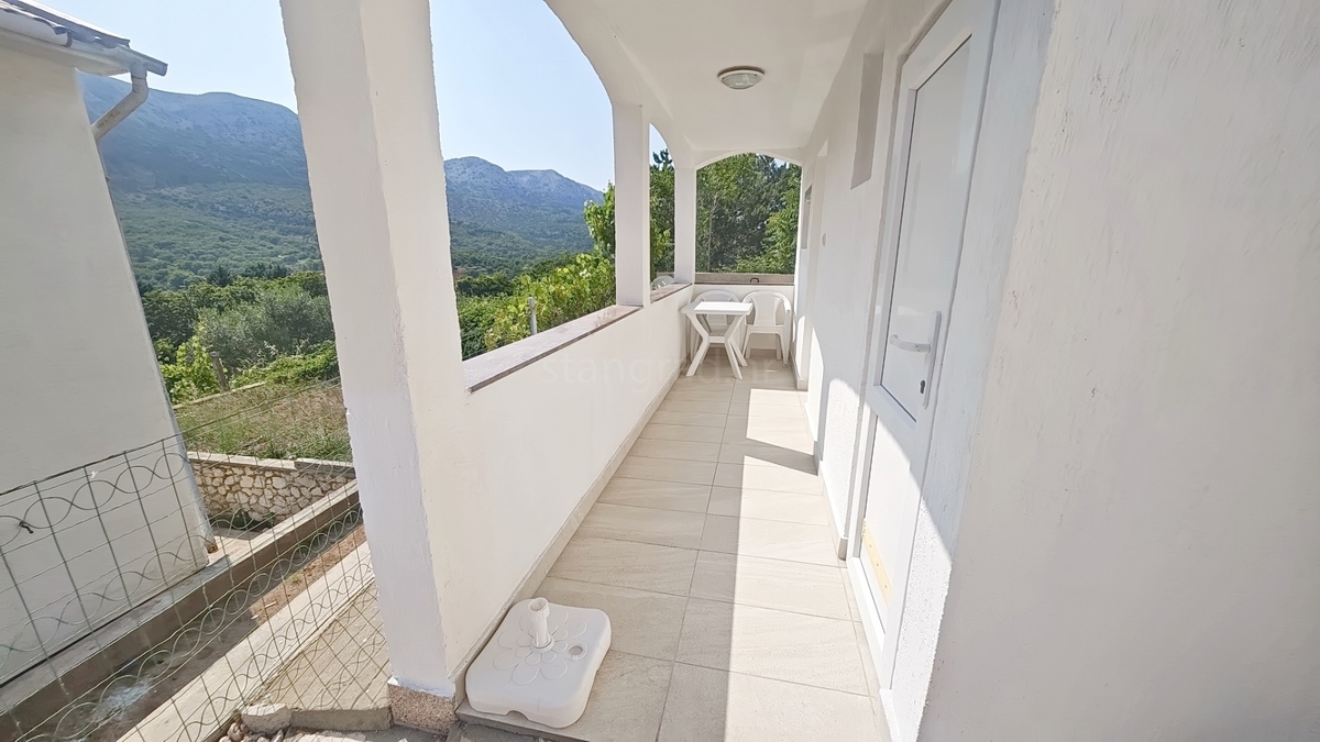 Baška, hiša s 4 apartmaji na mirni lokaciji!