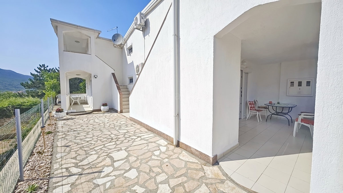Baška, hiša s 4 apartmaji na mirni lokaciji!