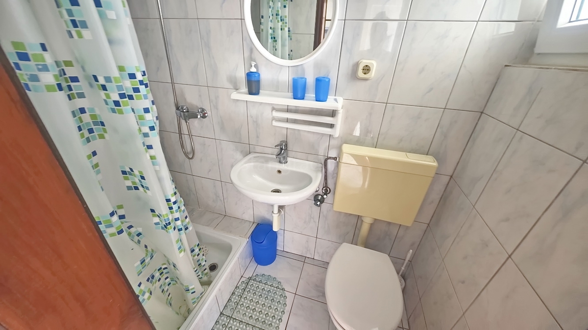 Baška, hiša s 4 apartmaji na mirni lokaciji!