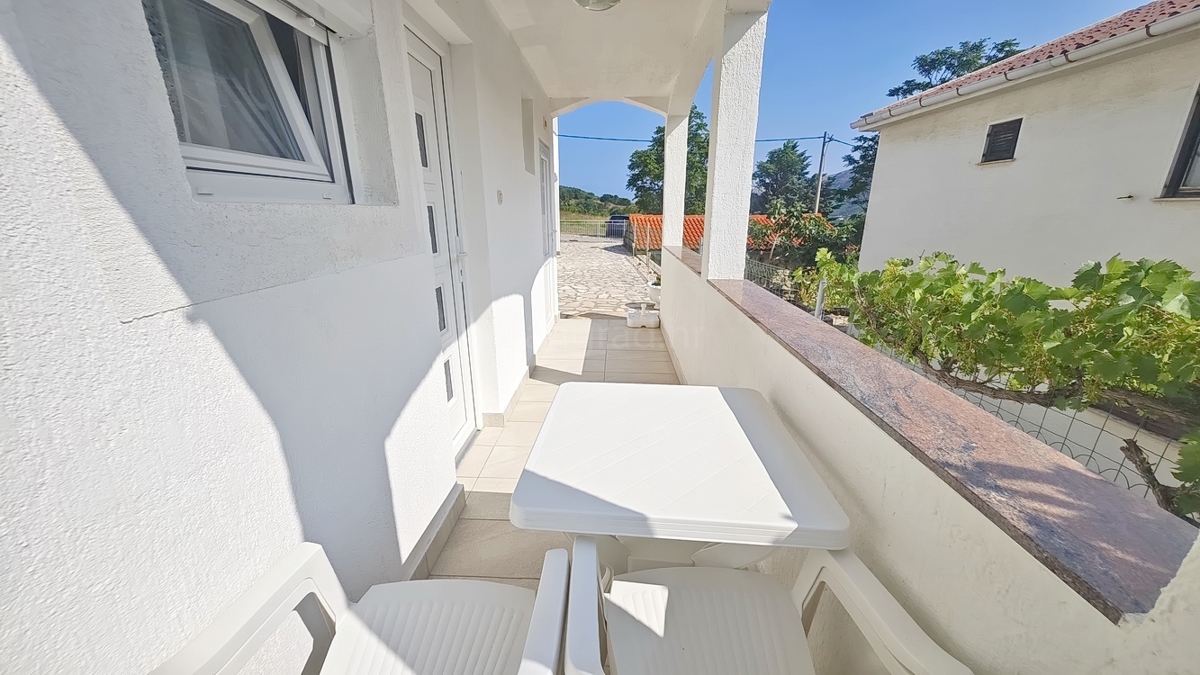 Baška, hiša s 4 apartmaji na mirni lokaciji!