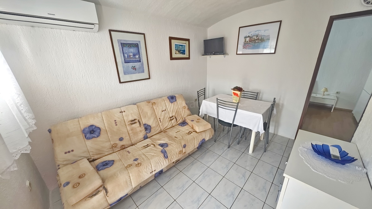Baška, hiša s 4 apartmaji na mirni lokaciji!