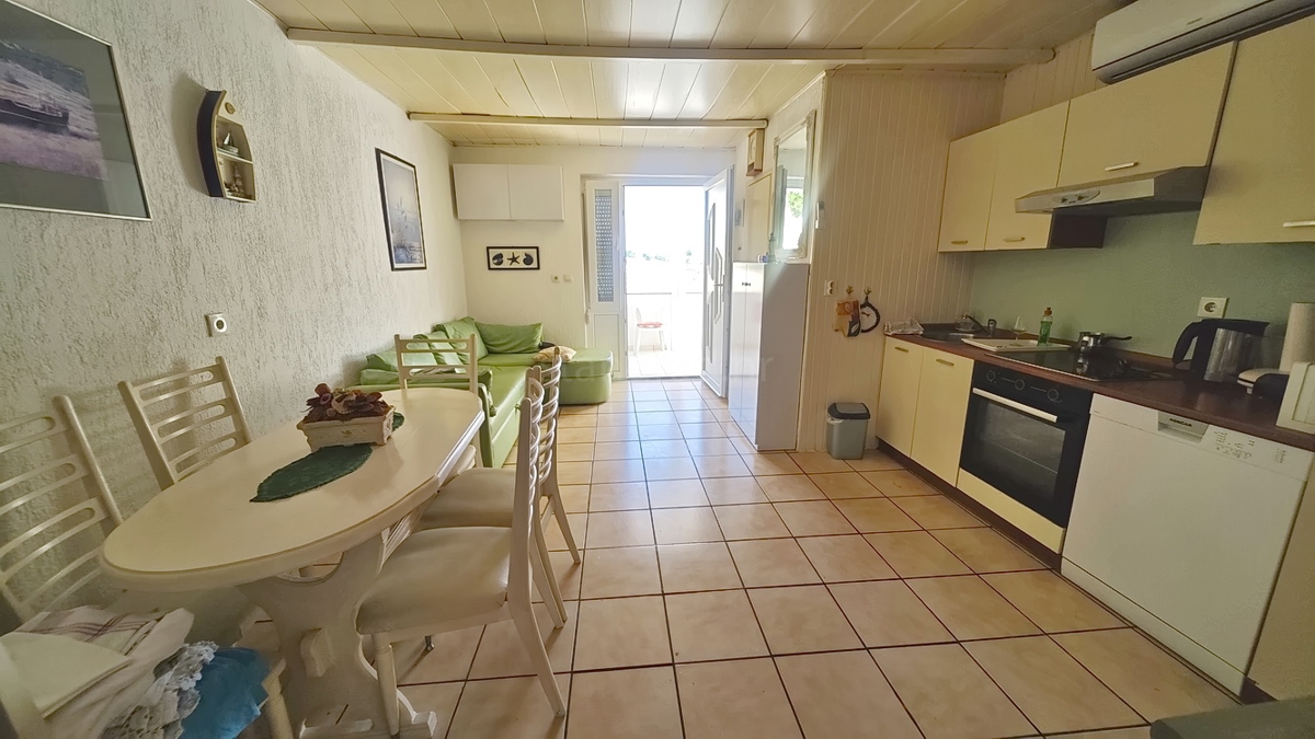 Baška, hiša s 4 apartmaji na mirni lokaciji!