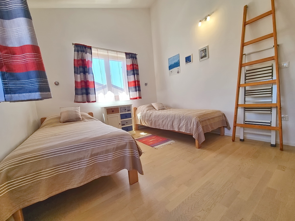 Malinska, opremljena polsamostojna hiša z urejenim vrtom