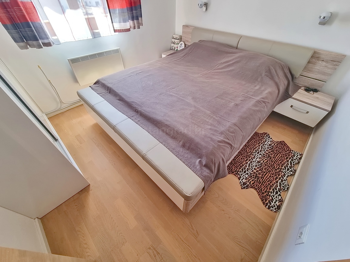 Malinska, opremljena polsamostojna hiša z urejenim vrtom