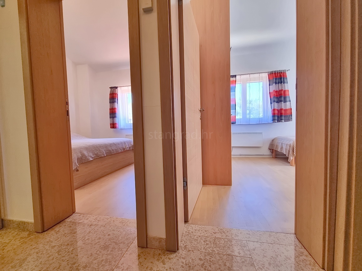 Malinska, opremljena polsamostojna hiša z urejenim vrtom