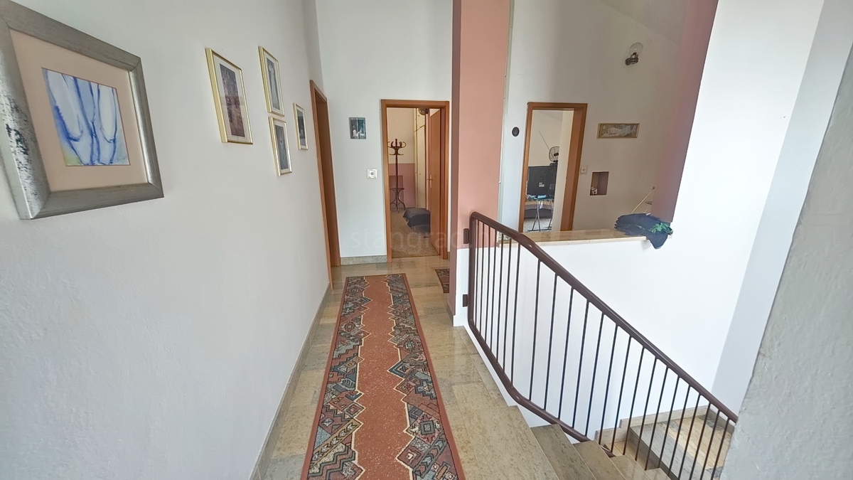Malinska, samostojna hiša s prostornim vrtom v bližini morja!