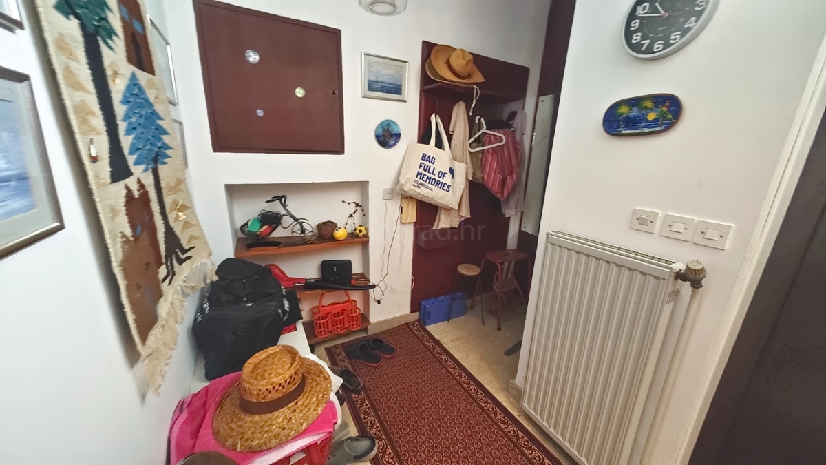 Malinska, samostojna hiša s prostornim vrtom v bližini morja!
