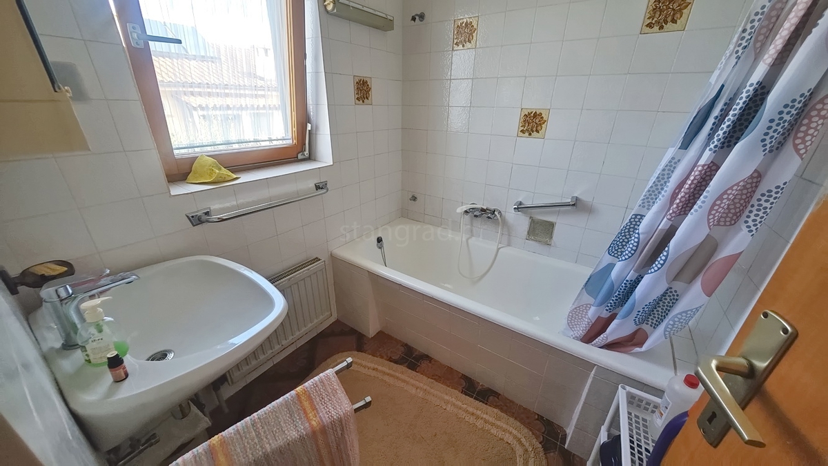 Malinska, samostojna hiša s prostornim vrtom v bližini morja!