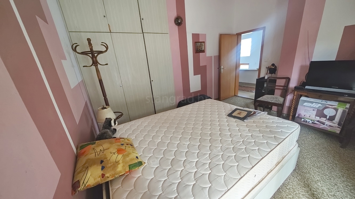 Malinska, samostojna hiša s prostornim vrtom v bližini morja!