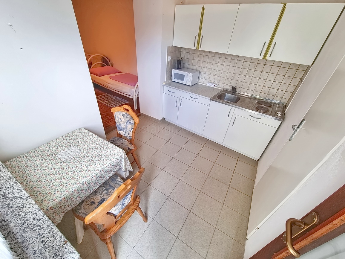 Crikvenica, apartma s teraso na odlični lokaciji v bližini morja!