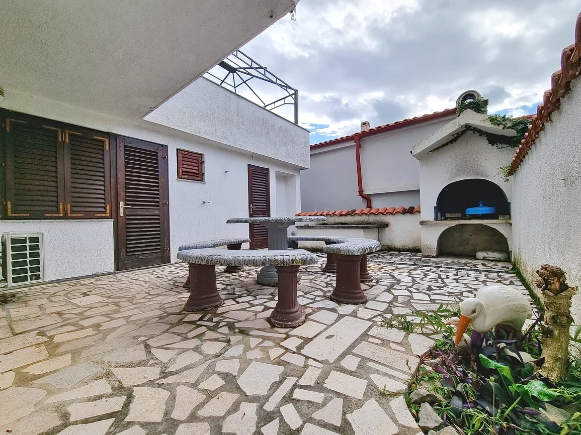 Crikvenica, apartma s teraso na odlični lokaciji v bližini morja!