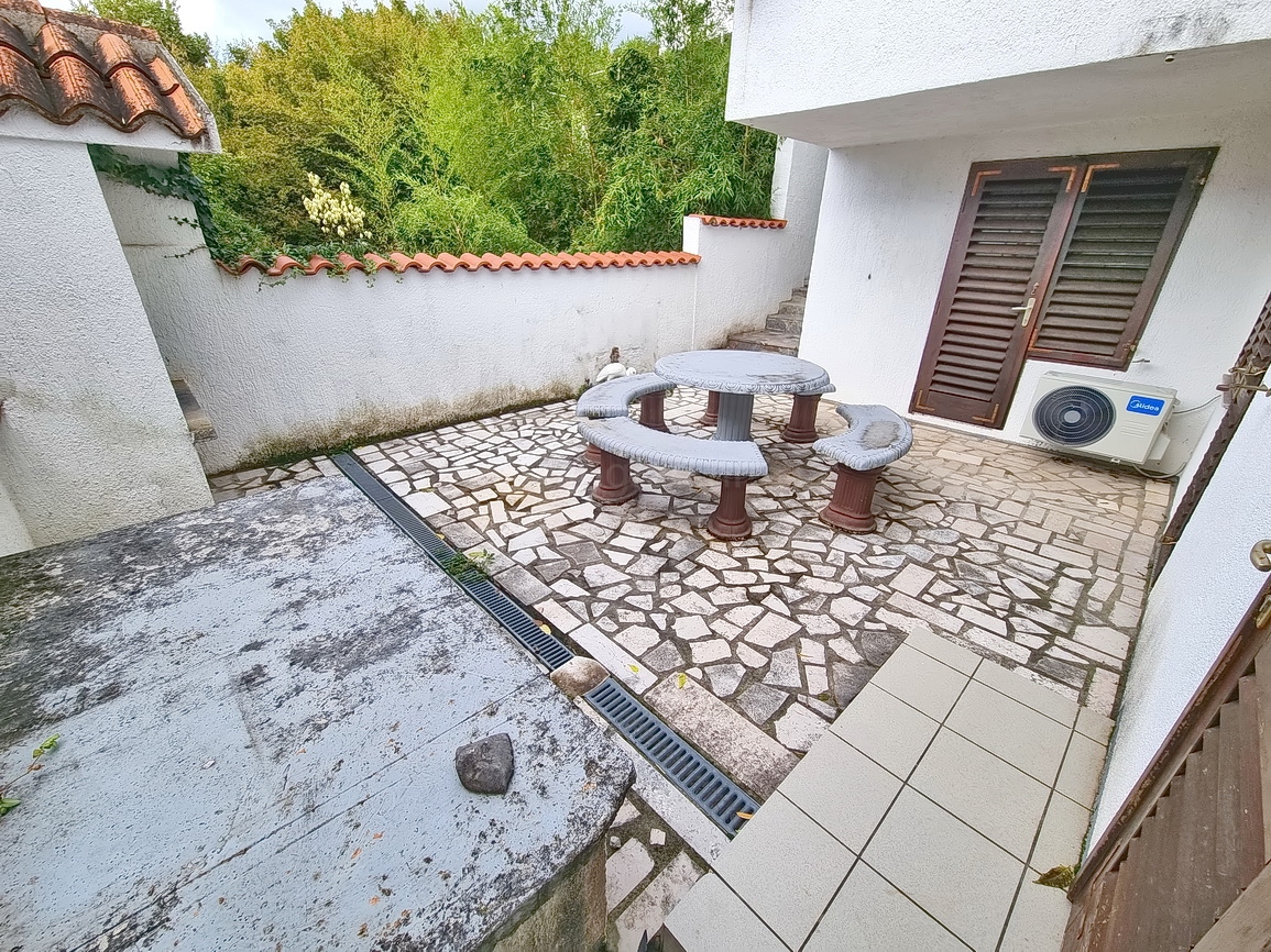 Crikvenica, apartma s teraso na odlični lokaciji v bližini morja!