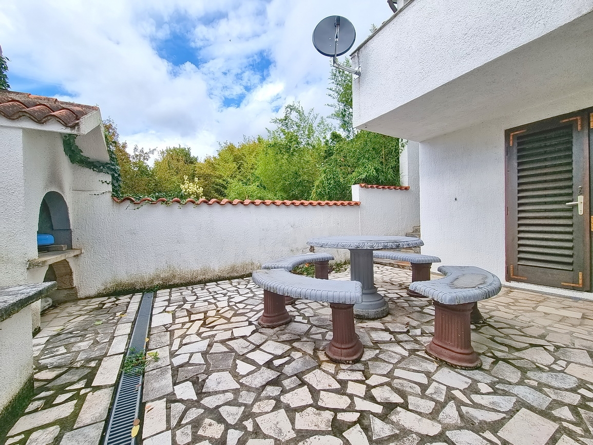 Crikvenica, apartma s teraso na odlični lokaciji v bližini morja!