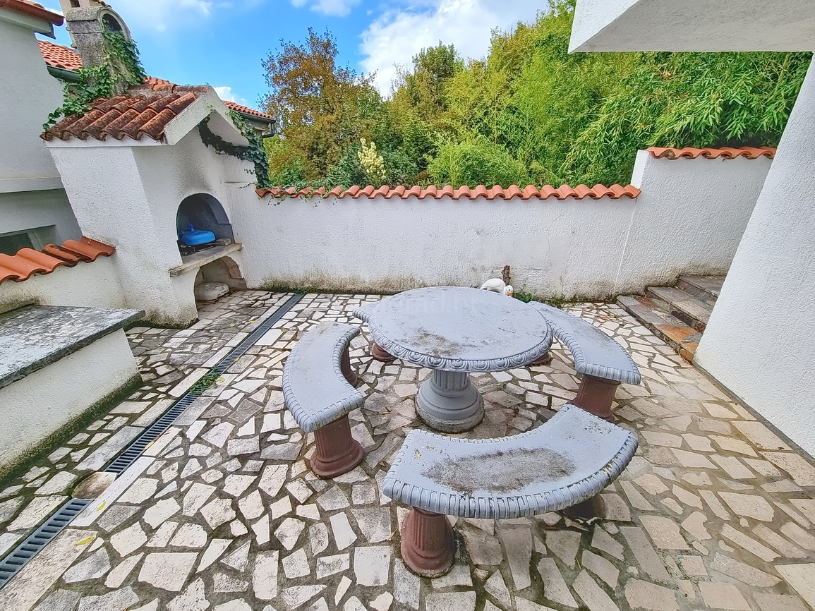 Crikvenica, apartma s teraso na odlični lokaciji v bližini morja!