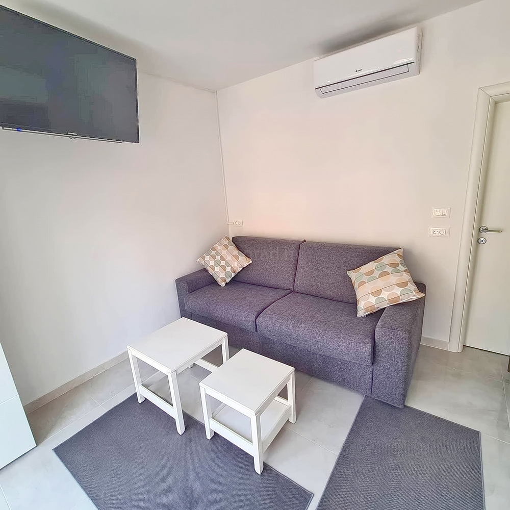 Crikvenica, samostojna hiša s petimi apartmaji v bližini morja!