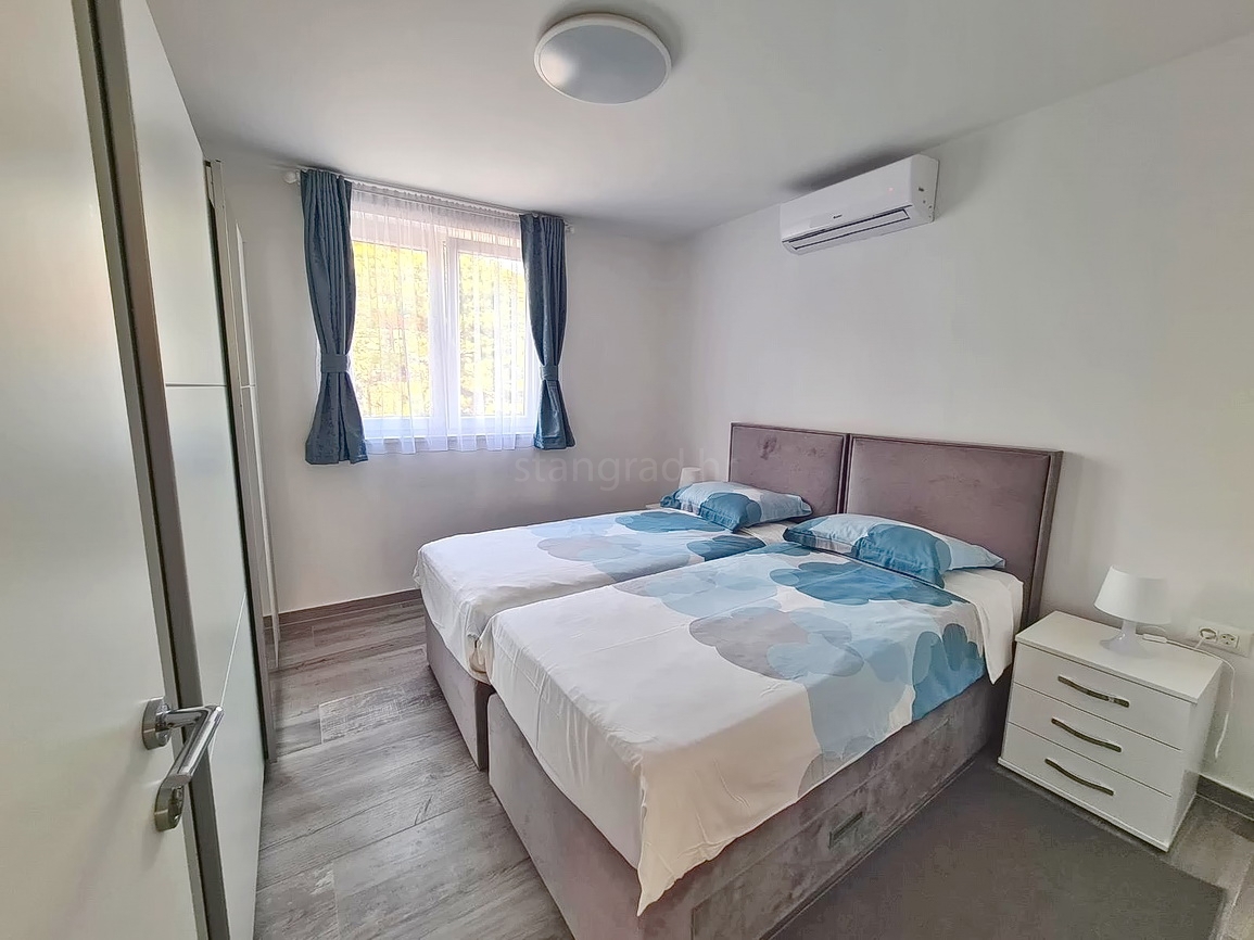 Crikvenica, samostojna hiša s petimi apartmaji v bližini morja!