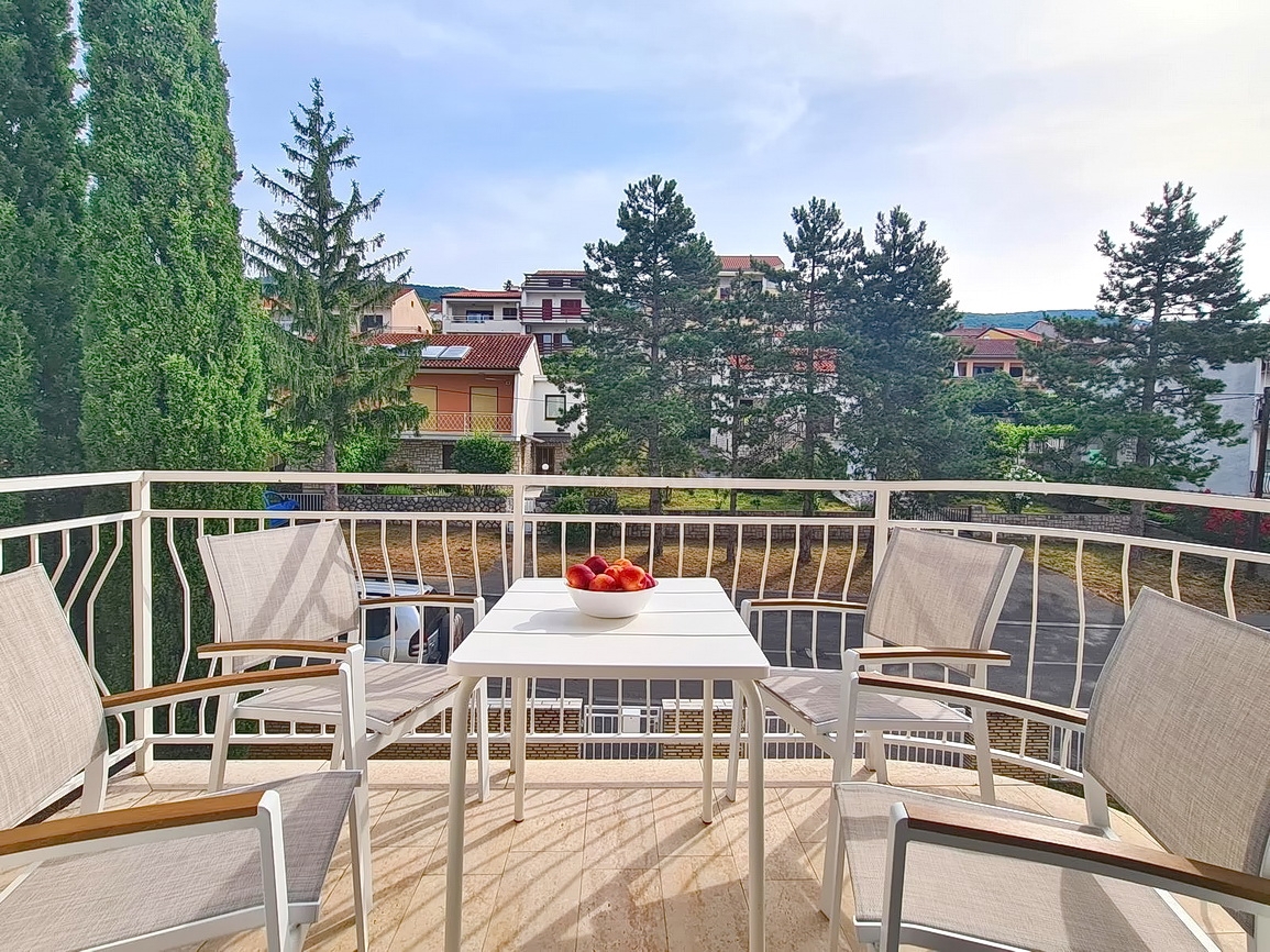 Crikvenica, samostojna hiša s petimi apartmaji v bližini morja!