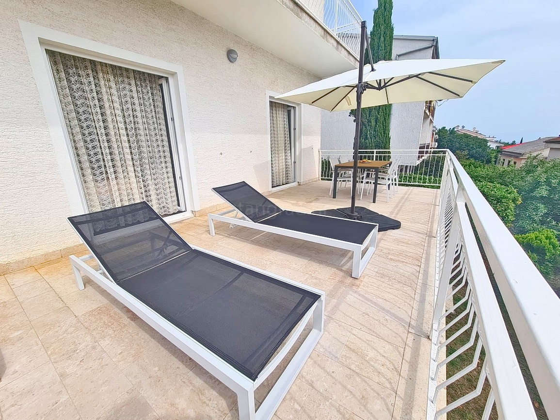 Crikvenica, samostojna hiša s petimi apartmaji v bližini morja!