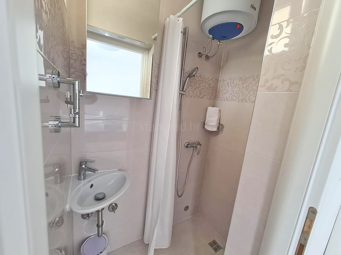 Crikvenica, samostojna hiša s petimi apartmaji v bližini morja!