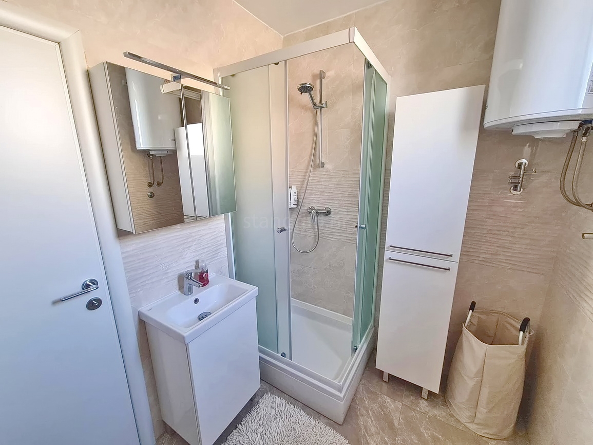 Crikvenica, samostojna hiša s petimi apartmaji v bližini morja!