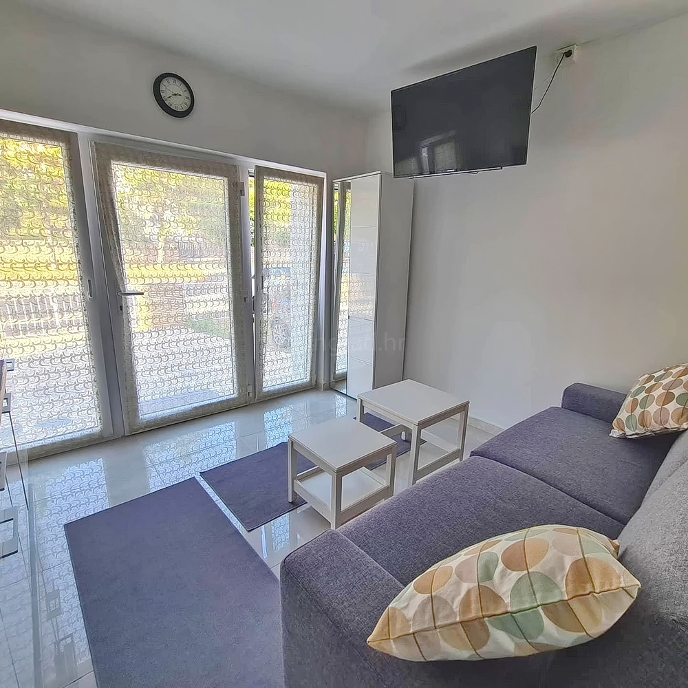 Crikvenica, samostojna hiša s petimi apartmaji v bližini morja!