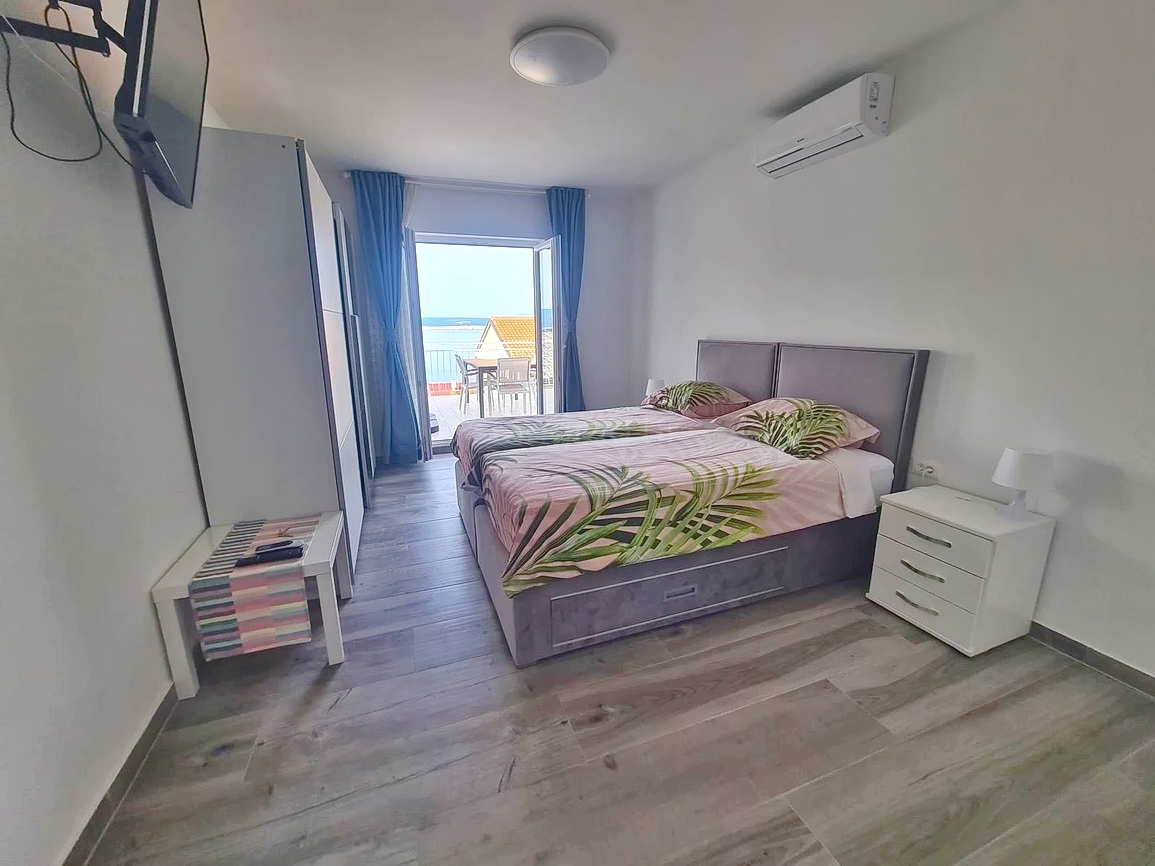 Crikvenica, samostojna hiša s petimi apartmaji v bližini morja!