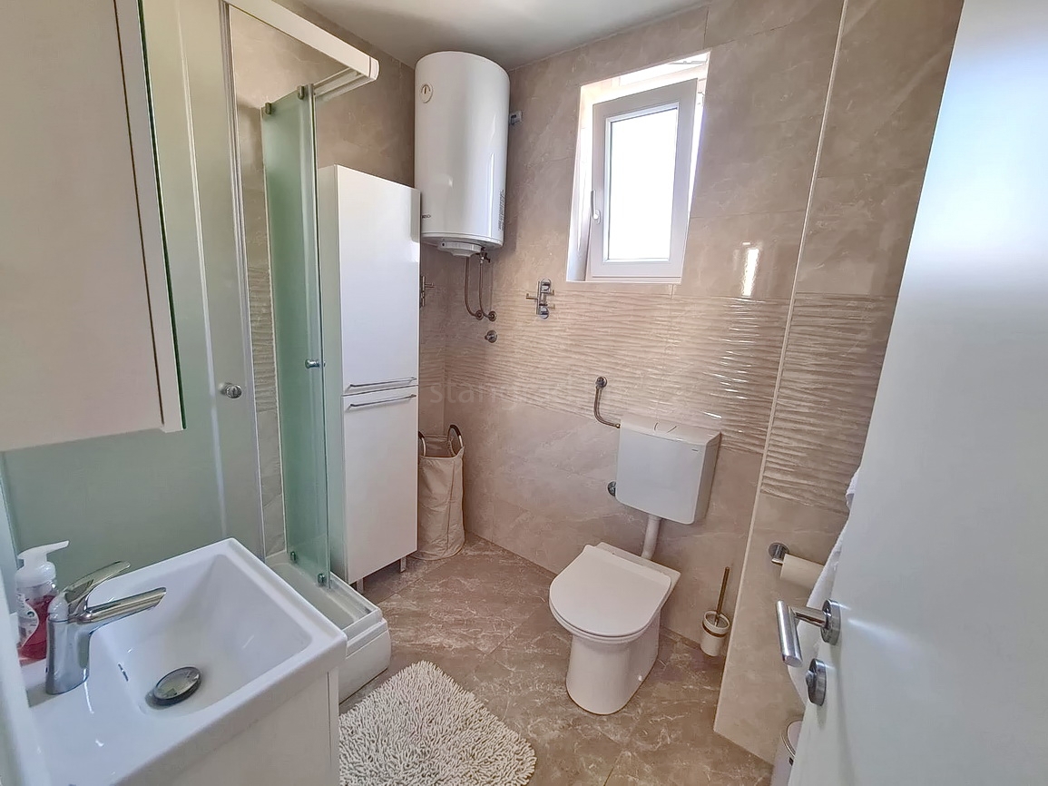 Crikvenica, samostojna hiša s petimi apartmaji v bližini morja!