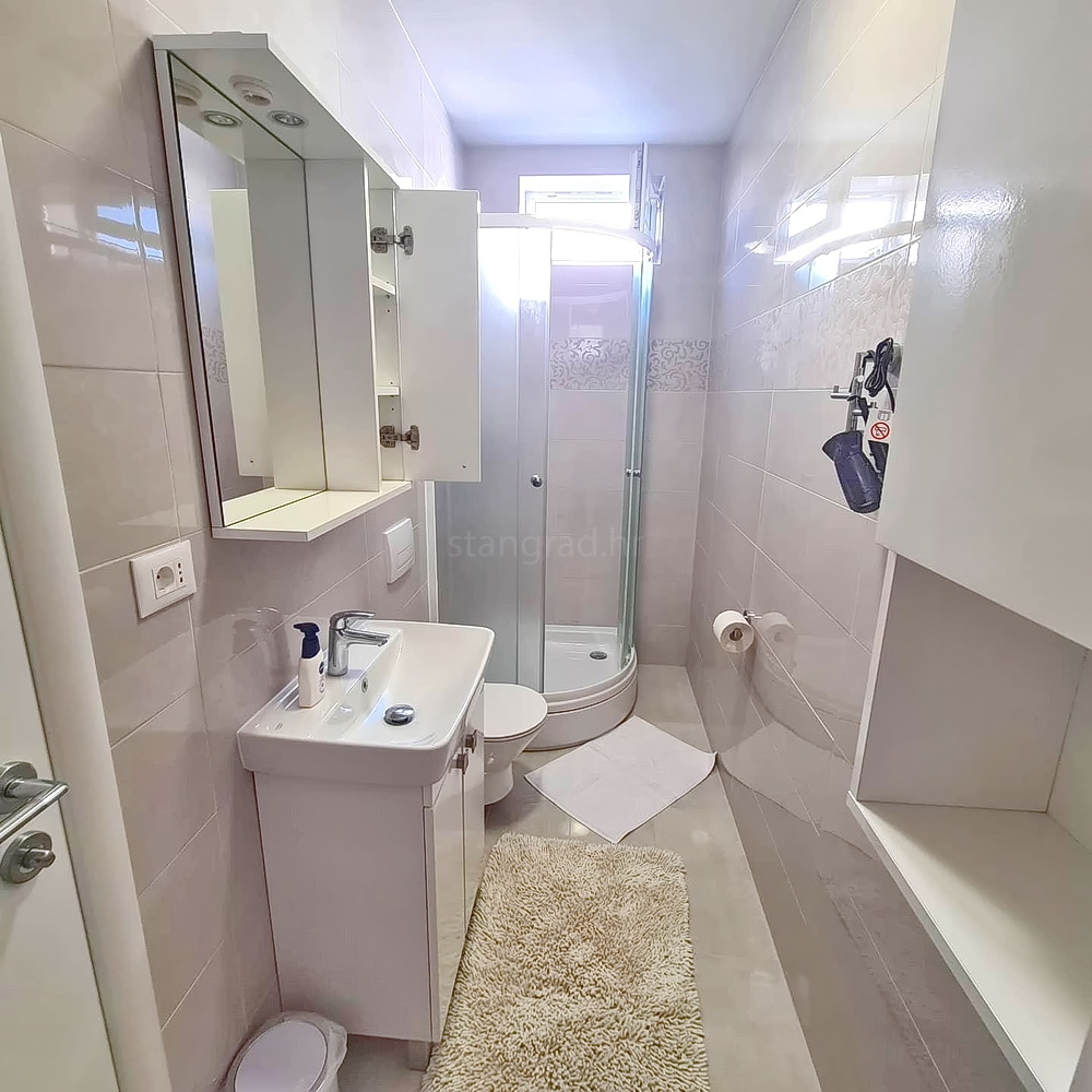 Crikvenica, samostojna hiša s petimi apartmaji v bližini morja!