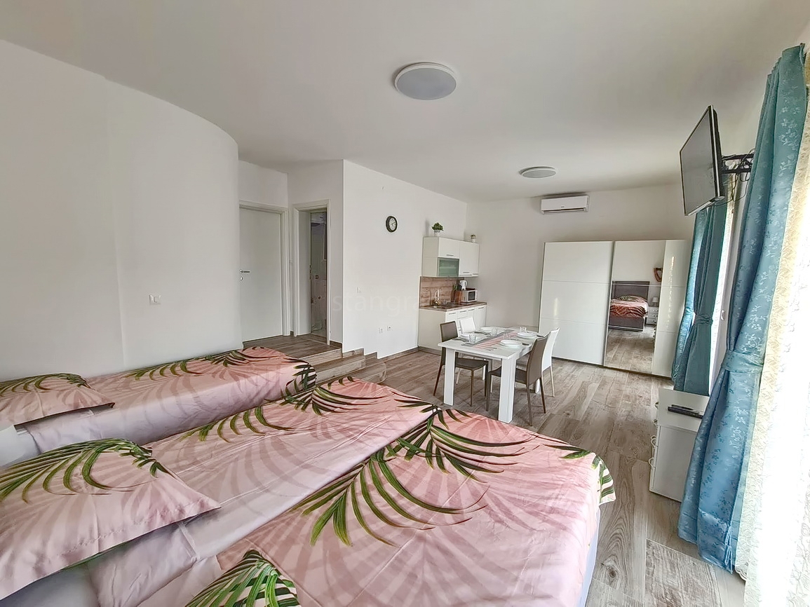 Crikvenica, samostojna hiša s petimi apartmaji v bližini morja!