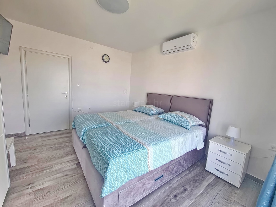 Crikvenica, samostojna hiša s petimi apartmaji v bližini morja!